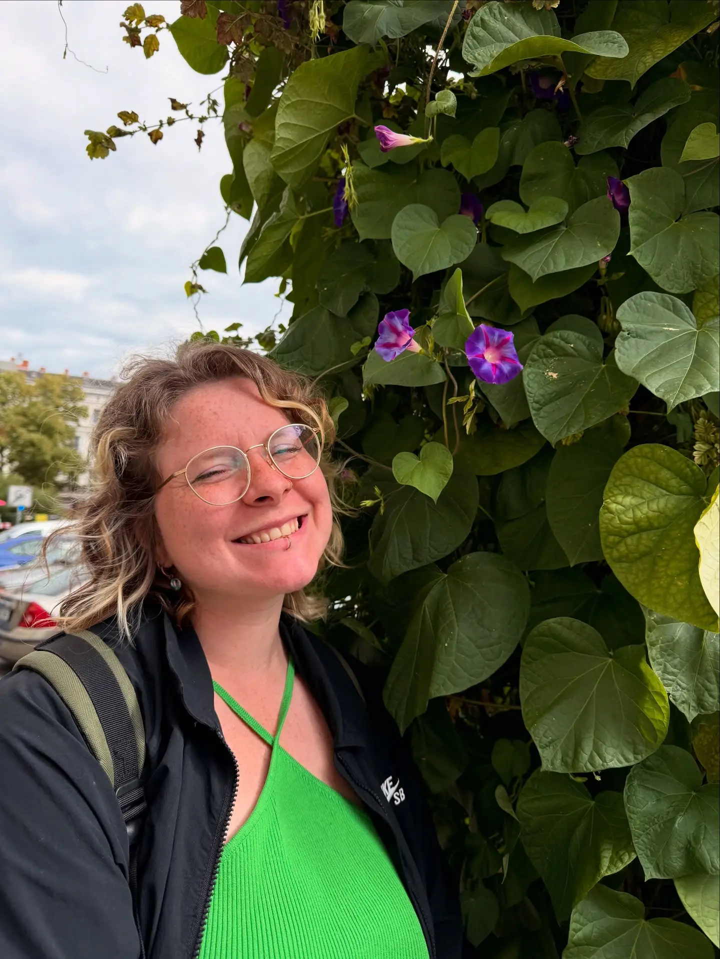 Selina Decker beim Tätowieren